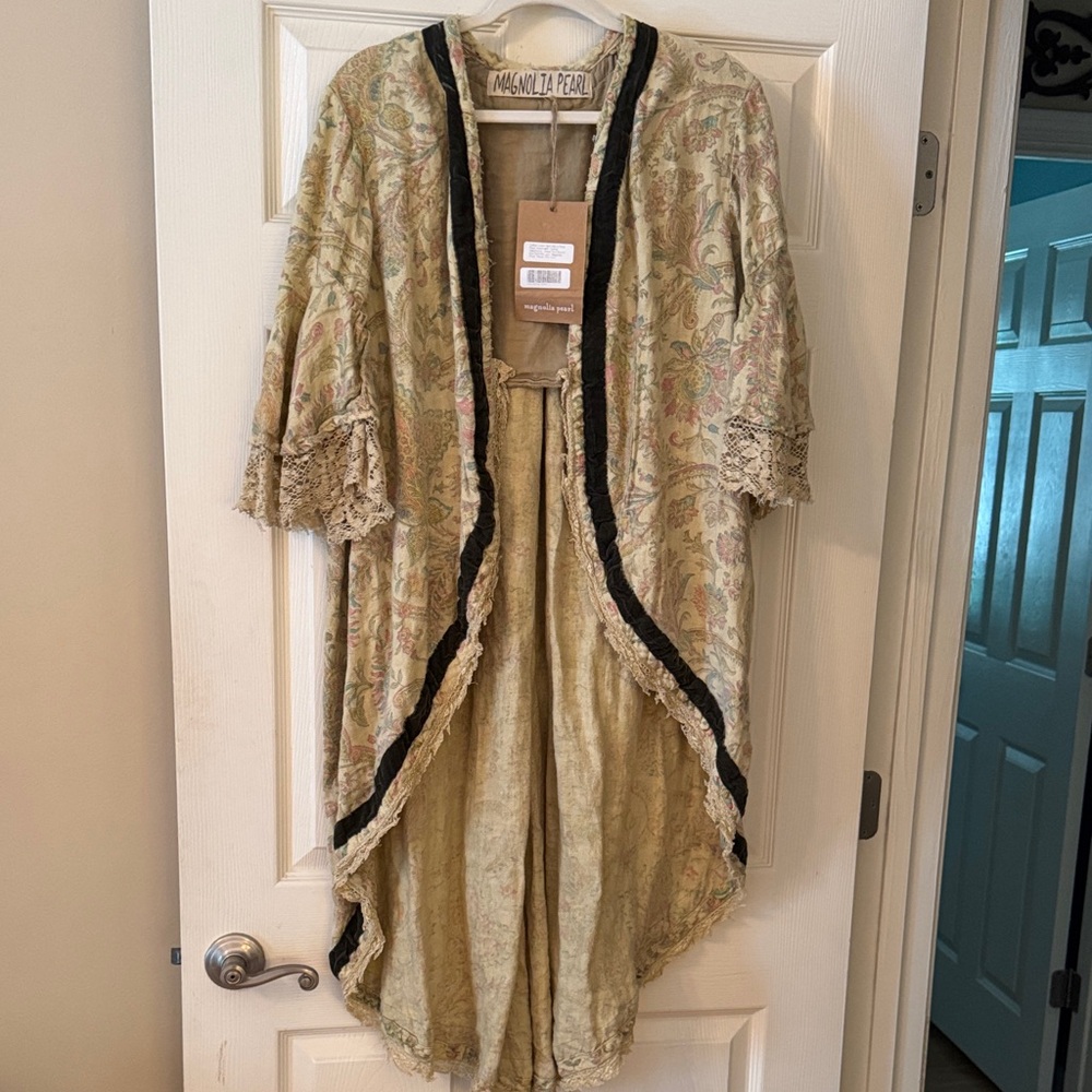 Magnolia Pearl Vintage-Inspired Kimono in Cream and Black